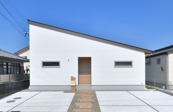 シンプル＆スタイリッシュな片流れ屋根の平屋