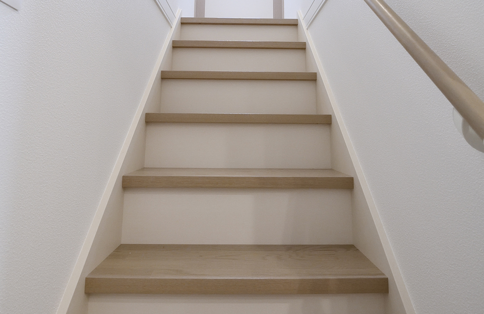 一般的な階段段数は14段。このモデルハウスの階段段数は”8”段。約半分の段数は階段の昇り降りが圧倒的にラク。