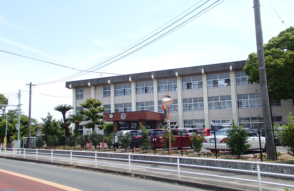 鶴居小学校／2,100-2,150ｍ（徒歩29分）