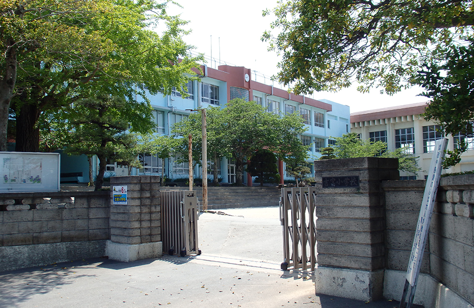 吉富小学校／1,000-1,100円（徒歩13-14分）