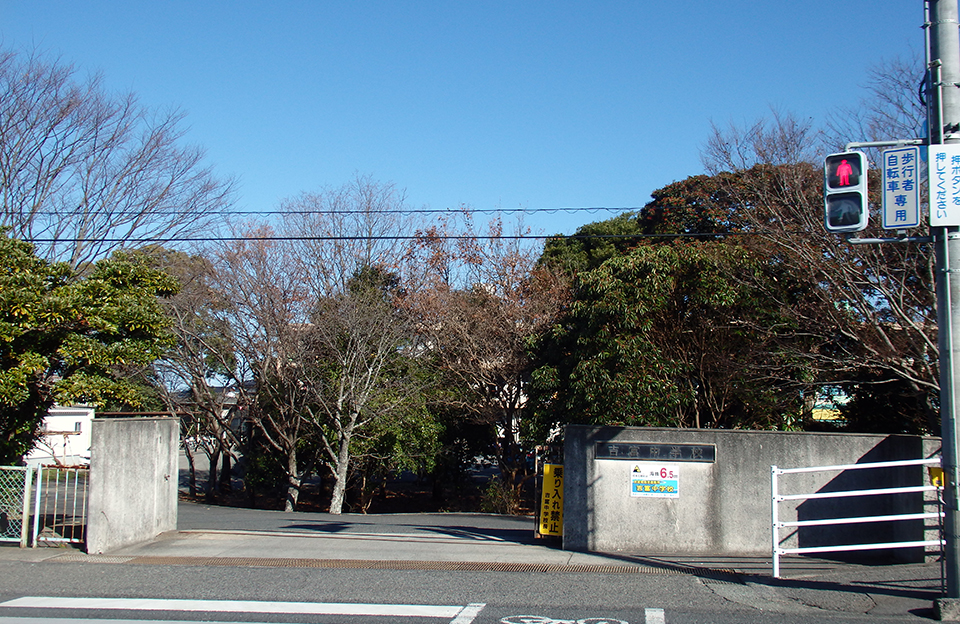 吉富中学校／1,300-1,400ｍ（徒歩17-18分）